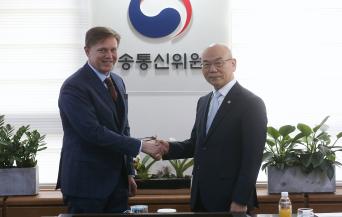 KCC Chairman Lee Hyo-seong meets with Executive Vice President of Facebook Kevin Martin