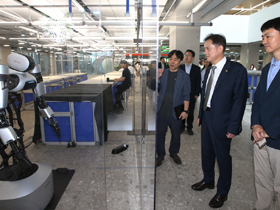 KCC Acting Chairperson Kim Tae-kyu Visits Sites of Telecom Policies