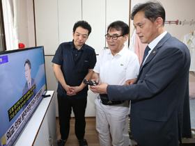 Kim Tae-kyu, the Acting Chairperson Visits Sites where TVs for Individuals with Visual and Hearing Impairments Have Been Distributed